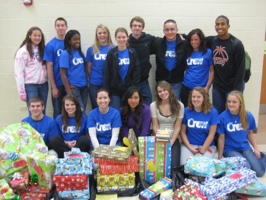 Huntley High School’s Freshmen Class and Link Crew Raise Over $3,200 for Holiday Charity 