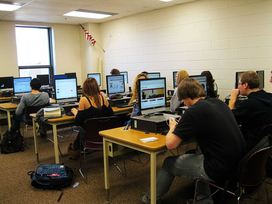 Laura Jenkinss fourth hour TenMarks class works on their math remediation (H. Baldacci).