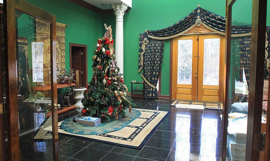 Christmas Tree in a home this holiday season (Courtesy of mctcampus.com).