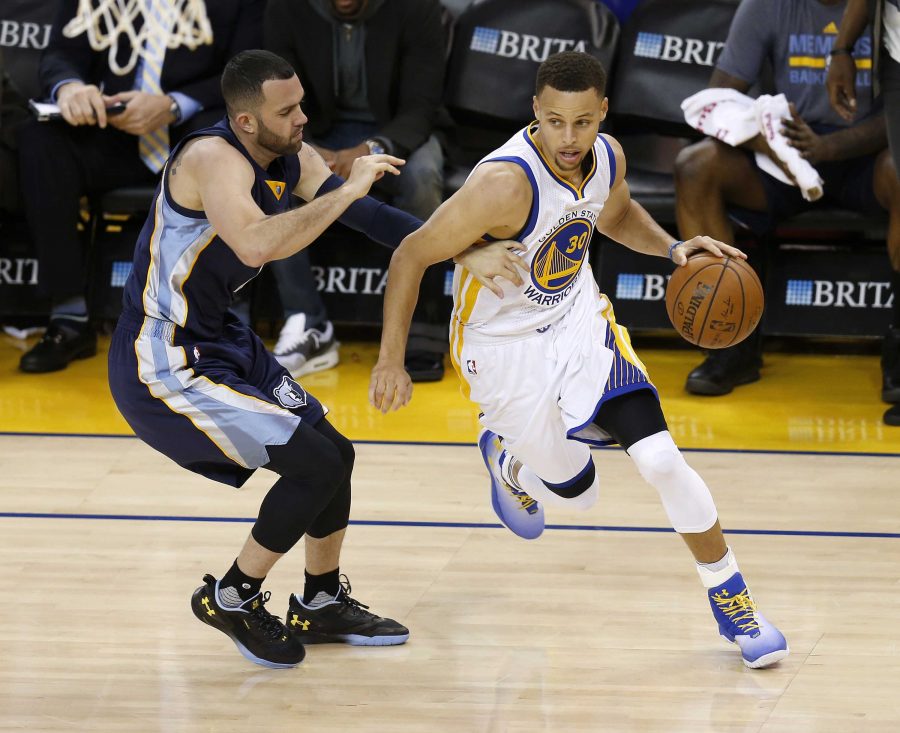 The Golden State Warriors Stephen Curry (30) works off the dribble against the Memphis Grizzlies Jordan Farmar in the third quarter at Oracle Arena in Oakland, Calif., on Wednesday, April 13, 2016. (Nhat V. Meyer/Bay Area News Group/TNS)