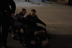 A man being tackled to the ground by police officers (E. Pilat)