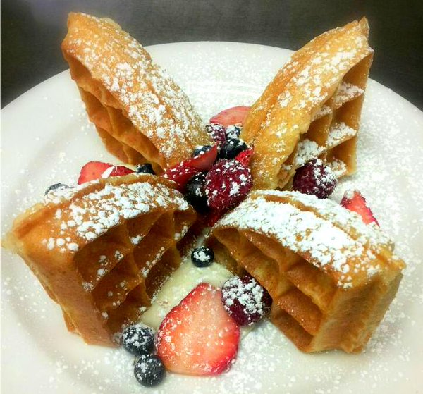 Brunch Cafe waffles with powdered sugar and fresh berries (Courtesy of @EatBrunchCafe Twitter).