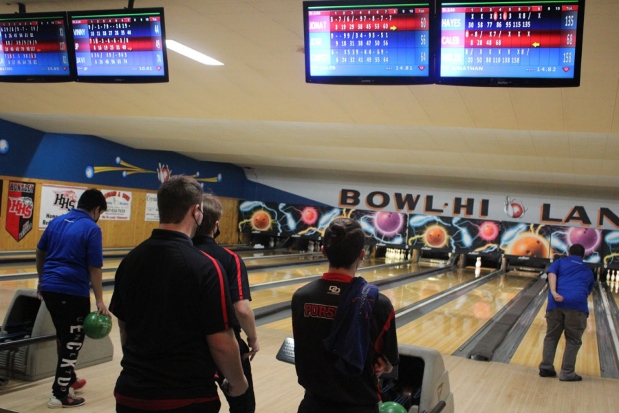Boys+bowling+team+competes+against+Larkin+High+School+on+Nov.+15+at+Bowl-Hi+Lanes.%0A