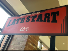 The Late Start Live sign continues to remain in the commons area, informing the students that it is starting back up soon. (A. Wiley)