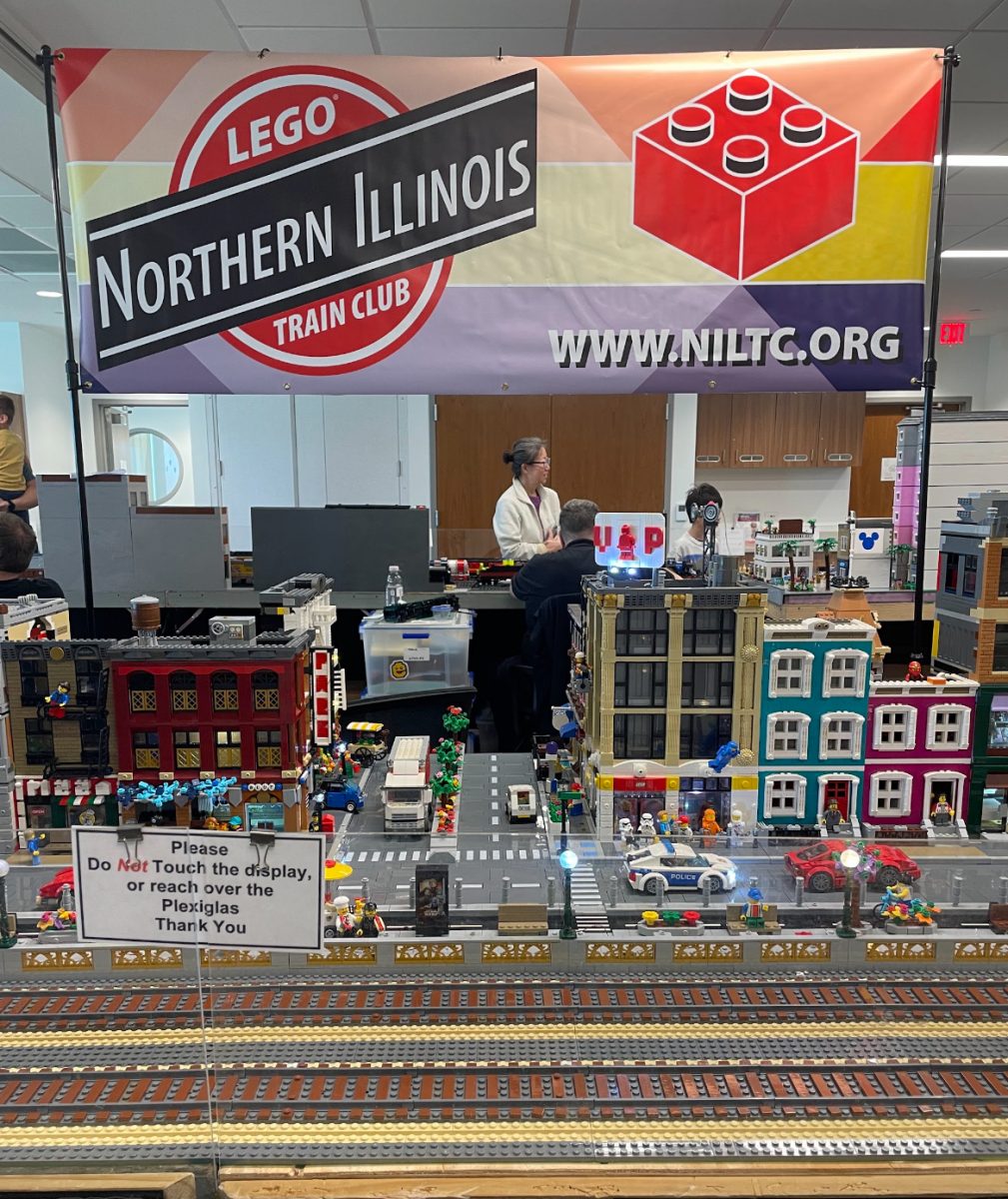 The+Northern+Illinois+Lego+Train+Club+displays+a+Lego+city+at+the+Huntley+Area+Public+Library.