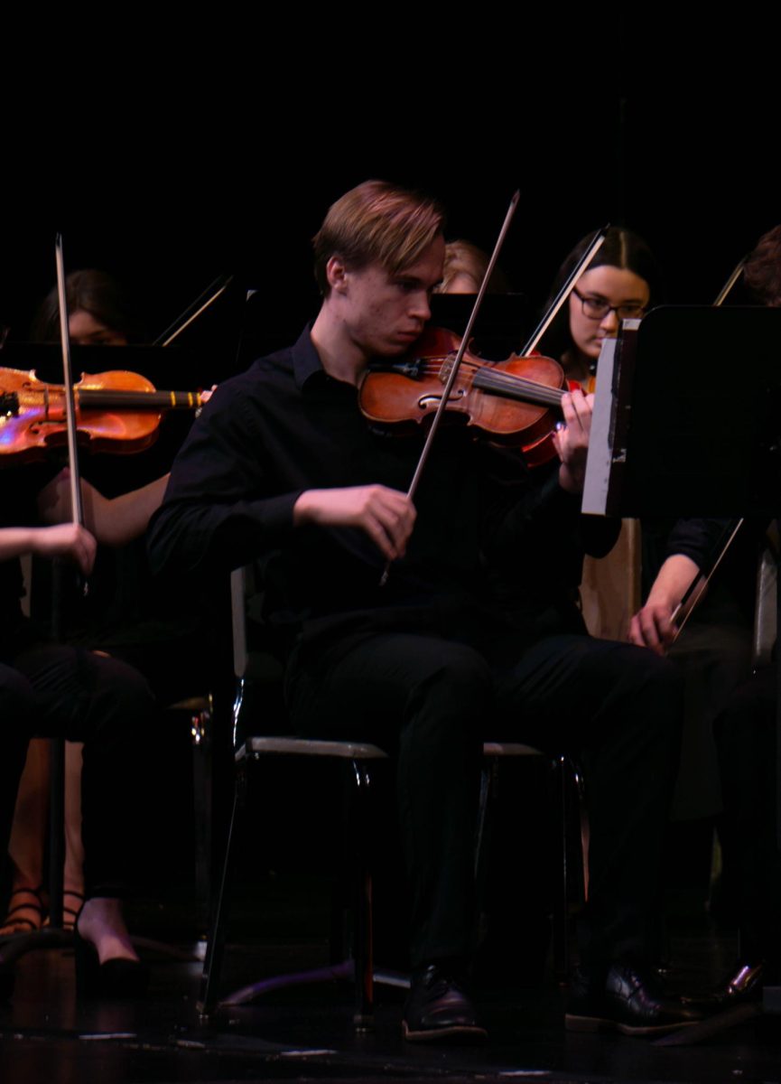 Jacob Rutokowski playing the violin
